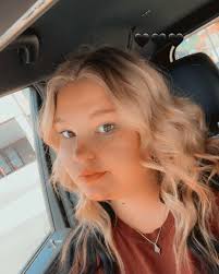 Hi everyone! I am a senior that will be graduating in December with my  bachelor's in Animal Science/ Pre-Vet and a minor in Poultry Science. I am  currently looking for a female