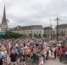 Sternfahrt Durch Hamburg Tausende Radfahrer Fordern Sichere Strassen Welt