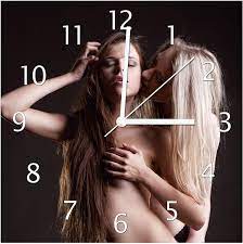 Amazon.de: Wallario Design-Wanduhr Sexy Lesben-Erotik : Zwei nackte Junge  küssende Frauen aus Glas, Motiv-Uhr Größe 30 x 30 cm, weiße Zeiger