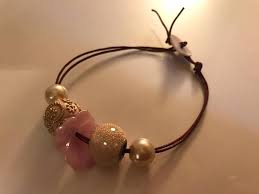 ダイソーでかわいい商品を見つけました レザー風カラーコード と アンティーク風ビーズ です カラーコードはレザーではなくコットン製なので 雨に濡れてもokだし丈夫 アンティーク風ビーズはその名の通り クラシックな雰囲気でとってもおしゃれなんです