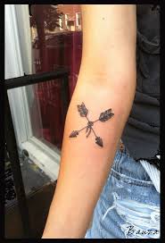 Crossed Arrows Are A Symbol Of Friendship Derived From A Few Different Cultures Including Native Americ Crossed Arrow Tattoos Friendship Tattoos Arrow Tattoos