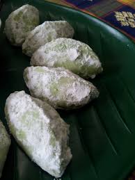 Kue makmur is identified with its white colour and usually in a round shape. Resepi Kuih Makmur