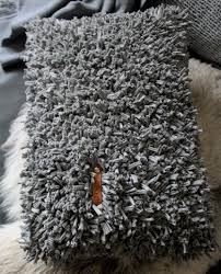 In der heutigen bastelecke gibt es eine grobe anleitung und viel inspiration zur alten teppichknüpfmethode mit nadel und gewebtem untergrund. Diy Kissen Aus Textilgarn Hoooked Http Shabbylinaswelt Blogspot De 2016 05 Kissen Und Teppich Aus Textilgarn Html Textilgarn Knupfkissen Teppich