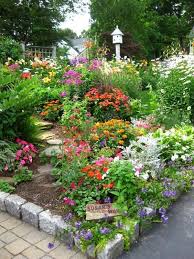 Flower Garden Projects That You Can Do It Yourself Flowergarden Since Most Front Gardens Are Orie In 2020 Beautiful Gardens Cottage Garden Beautiful Flowers Garden