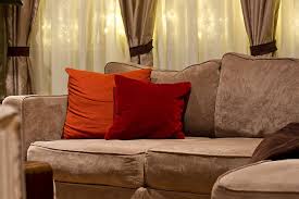 A brown couch can look stunning in a home, and when it's paired with the right rug it can create a cozy curated room. What Color Throw Pillows Go Best With A Brown Couch 25 Stylish Ideas