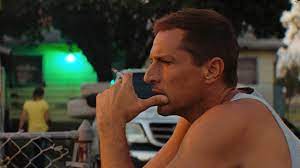 Nakedly opportunistic, he clothes himself in others' trust. Red Rocket Film Kritik 2022 Kinomeister