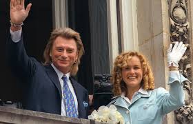 Quand johnny hallyday est attendu sur scène, elle apparaît dans la salle quelques minutes avant. Laeticia Et Johnny Hallyday L Histoire De Leur Rencontre