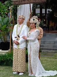 Ody & adi yang baru kenal selama 2 bulan ini mantap untuk melanjutkan hubungannya ke arah yang lebih serius karena merasa nyambung satu sama lain. Cerita Yura Yunita Soal Kebaya Sunda Impian Di Hari Pernikahan Dimatadunia
