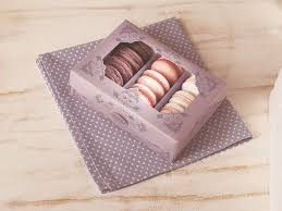 Die schokolade leicht erwährmen und dabei gut rühren, bis eine temperatur von 34,5°c dunkle schokolade, 32,5°c milchschokolade oder 30,5°. Macarons Geschenkbox Pralinenherz Pralinen Online Kaufen Oder Einfach Selbermachen