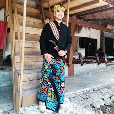 Memilih baju pernikahan adat batak ternyata tidak bisa dilakukan sembarangan, kamu harus menggunakan baju pernikahan sesuai dengan marga dan daerahnya. 6 Perlengkapan Adat Pria Suku Sasak Rental Mobil Lombok