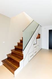 Viele jugendliche leiden unter der gewalt ihrer mitschüler, ohne sich dabei zu wehren. Den Platz Unter Der Treppe Als Stauraum Nutzen Homify