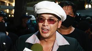 เปิดสำนวนตำรวจระบุ พฤติการณ์ แอมมี่ ขับรถพร้อมพวกรวม 3 คนมาราดน้ำมันจุดไฟเผาหน้าเรือนจำ หลังก่อเหตุขับรถกลับไปบ้านพัก ขณะที่จุดเกิดเหตุ. Ddloucsjknzmnm