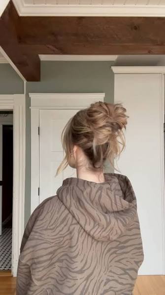 Hoodie hairstyle~ messy bun hack 🧸🤎