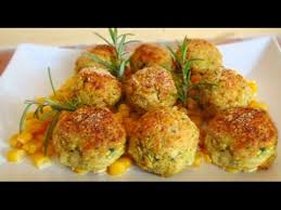 Se non vogliamo farle con la carne perchè in estate preferiamo una versione più leggera o se desideriamo far mangiare le zucchine ai nostri riottosi figli senza che se ne accorgano, questa ricetta è davvero perfetta. Polpette De Zucchine E Patate Youtube