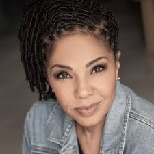 Elvia Reynolds's Instagram, Twitter & Facebook