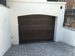 This Picture Illustrates That We Would Like A Simple Clean White Stucco Facade And Walls Surrounding The G White Exterior Houses Garage Style House Exterior