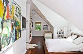 Ide Dekorasi Ruang Pada Atap Rumah Desainrumahanda Com Sloped Ceiling Bedroom Slanted Ceiling Bedroom Attic Bedroom Designs