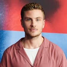 Schauspieler Jannik Schümann ist glücklicher seit er Beziehung mit Freund  öffentlich machte