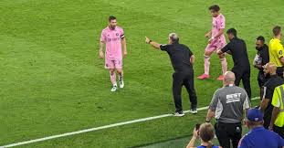 5 MINUTES WITH AARON READER