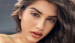 Melissa Leal's Instagram, Twitter & Facebook