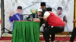 Terlihat zacky mirza terjatuh ambruk dari kursinya di akhir acara saat hendak menutup ceramahnya. K8ytpgerfrrnxm