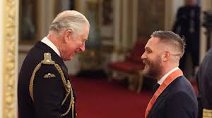 Tom doesn't do social media. Actor Tom Hardy Made Cbe As He Receives Gong From Prince Charles Uk News Sky News