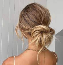 Divi la chioma in 3 sezioni con l’aiuto di un pettine. Capelli Raccolti Morbidi Il Messy Bun E Gli Altri Chignon Estetica It