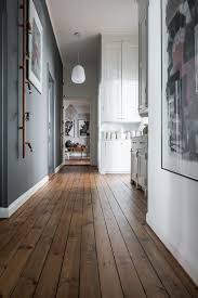 Med Stralande Ljust Sydvastlage Ligger Denna Smakfullt Nyrenoverade Vaning Vaningen Har Stora Och Oppna Sallskapsyt Wooden Flooring Pine Floors House Flooring