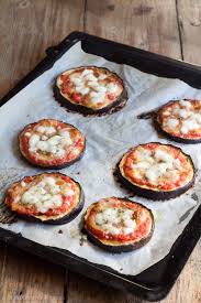 Melanzane a fette al forno con pomodoro e mozzarella. Pizzette Di Melanzane Al Forno Antipasto Sfizioso O Secondo Leggero