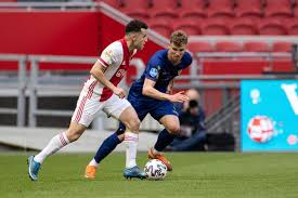 Ajax is al even kampioen, maar in de kelder van de eredivisie is het nog ongemeen spannend. Wuzmgsuuwdyslm