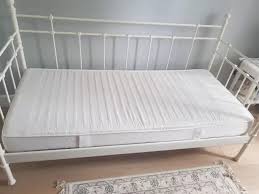 Sprzedam Lozko Metalowe Biale Ikea W Bardzo Dobrym Stanie Wymiary 90x200 Stelaz Z Drewna Bukowego 28 Listw Osadzonych W Elastycznych Bed Furniture Mattress