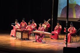 Hulusi merupakan alat musik tiup dari cina, yang berbahan dasar labu kering dan bambu berjumlah tiga dengan ukiran khas. Mengenal 6 Alat Musik Tradisional Cina Pengisi Imlek Salah Satunya Leluhur Piano Mikrofon Id