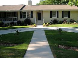 Would Love To Put In A Circle Drive Not Eally Feeling The Sidewalk To The Street Front Garden Design Circle Driveway Front Yard