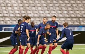 Survêtements équipes nationales equipe de france de foot en vente au meilleur prix sur foot.fr ! Equipe De France Le Nouveau Maillot Des Bleus Devoile Sortiraparis Com