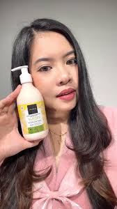 Body lotion lokal andalan as always from @scarlett_whitening🤗 semua  wanginya gak ada yang gagalll, apalagi teksturnya yang bikin kulit jadi  lebih lembab dan cerah. Produk lokal gak kaleng2 emang sih ...