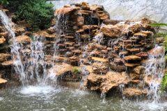 Außerdem können wasserfälle sehr platzsparend gebaut werden, wodurch sie selbst in kleinen gärten wunderschöne konzepte errichten können. Garten Wasserfall Selber Bauen Eine Anleitung Zum Eigenbau