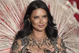 Ketika Adriana Lima Tanggalkan Gelar Bidadari Victorias Secret...
