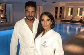 Pour l'occasion, la jolie brune a changé cinq fois de tenue et c'est la robe en dentelle qu'elle. Julien Tanti Et Manon Marsault Installes A Dubai Ils Achetent Une Villa Pour Un Nouveau Depart