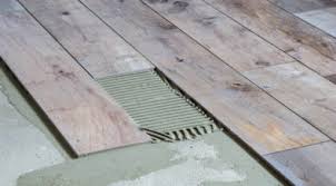 Doch was für die holzfliesen balkon gilt, betrifft ebenso die anwendung von terrassenfliesen aus holz. Fliesen Mit Holzoptik Verlegen Behagliche Keramik Blauarbeit