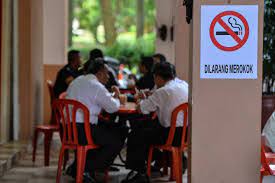 Larangan tersebut menyebabkan perokok tidak boleh merokok dalam kawasan 3 meter radius (10 kaki) dari objek paling jauh (kerusi, meja, etc) dalam. Apa Cerita Larangan Merokok Di Tempat Awam Restoran Denyutreformasi