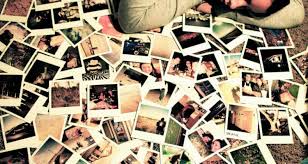 Pessoa navegando em uma galeria digital de memórias em um tablet