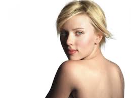 Scarlett Johanson apare din nou goală în fotografii