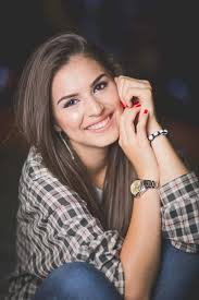 Ung Kaukasisk Kvinna Flanellskjorta Som Sitter Soffa Inomhus — stockfoto ©  Wirestock #475490976