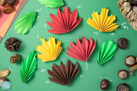 Bastelt euch schöne anhänger oder ketten mit murmneln und eichelkappen. Blatter Basteln Aus Papier Faltanleitung Fur Herbstblatter Wunderbunt De