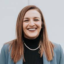 Elizabeth Andrade's Instagram, Twitter & Facebook