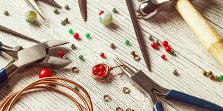 Envie bijoux, des bijoux fantaisie aux prix accessibles à tous. Le Materiel Indispensable Pour Faire Ses Bijoux Marie Claire