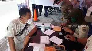 Warga menutup pagar karantina wilayah saat ppkm mikro jakarta hari pertama di kawasan menteng, selasa (9/2/2021). Covid 19 Menggila Pelanggar Ppkm Mikro Jakarta Bakal Didenda Rp 250 Ribu Suara Jakarta