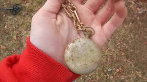 Ever since he was a little boy, smith had dreamed of finding buried treasure with his metal. Huge 14k Gold Chain Sapphire Ring Found With Metal Detector Youtube