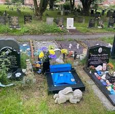 Depois disso, apresentou o international pepsi chart show. Mum Completely Heartbroken After Baby Son S Grave Destroyed By Vandals Mirror Online