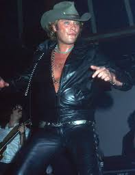 Ce que nous révèle rtl ce matin, c'est le montant du passif et de la dette que johnny hallyday laisse derrière lui. Les Plus Beaux Looks De Johnny Hallyday Johnny Hallyday Tenues De Scene Johnny Et Laeticia